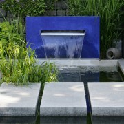 Wasserbecken mit blauer Wasserwand, Wasserfall oder Wasserschütten