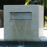 Tauchbecken mit Wasserfall für den Garten