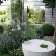 Die Farbe Weiß für den Ästheten Garten mit hellem Granit und Holzsichtschutzwand