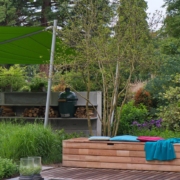 outdoorküche-schaugarten-sonnensegel-kissentruhe-loungepool-cside Planungsbüro Geniesser
