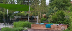 outdoorküche-schaugarten-sonnensegel-kissentruhe-loungepool-cside Gartenausstattung Soliday-Sonnensegel