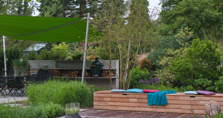 outdoorküche-schaugarten-sonnensegel-kissentruhe-loungepool-cside Gartenausstattung Soliday-Sonnensegel