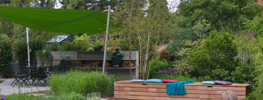 outdoorküche-schaugarten-sonnensegel-kissentruhe-loungepool-cside Gestaltungstrends Sitzplatz im Schatten