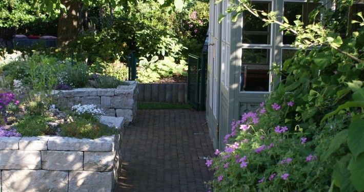 Gartenhaus mit Trockenmauer mit Kräutergarten