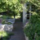 Gartenhaus mit Trockenmauer mit Kräutergarten